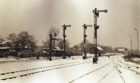 "Stacja Mysłakowice, widok ogólny stacji z semaforami", 15.11.1985. Fot. M....